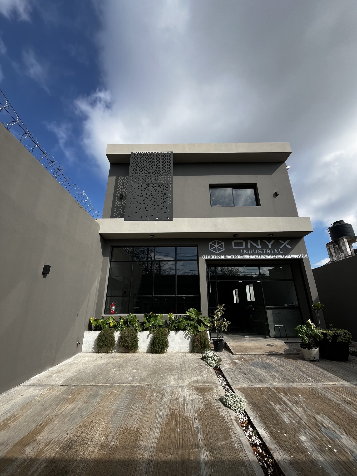 Fachada del local ONYX Industrial en Salta